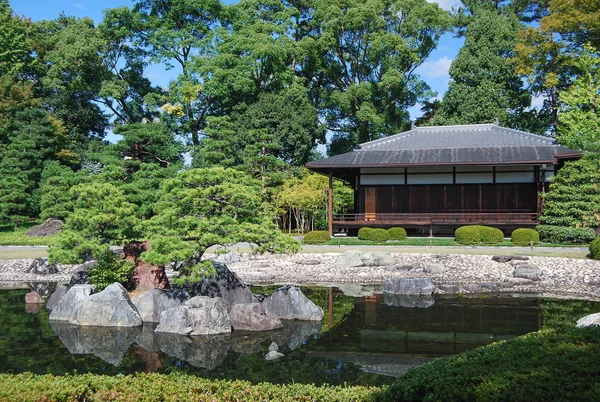 Wooden pavilion in a Japanese garden in Kyoto, Japan — Stock Photo, Image