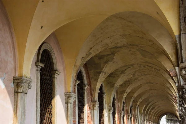 Doge paleis van arcade in Venetië, Italië — Stockfoto