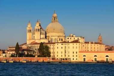 Santa Maria della Salute güneş doğarken Venedik, İtalya'da parlıyor