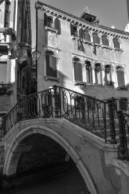 Ponte del Megio, Santa Croce, Venedik (siyah beyaz sessiz bir köşesinde)