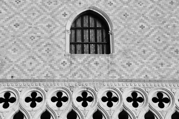 Gotyckie okno w Pałacu Dożów, Venice (czarno-biały) — Zdjęcie stockowe