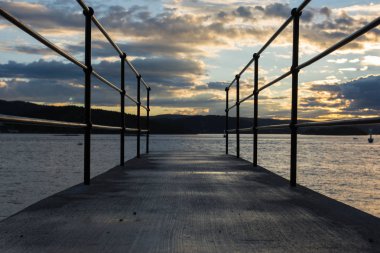 Drobak, Norveç'te bir köprü gün batımında