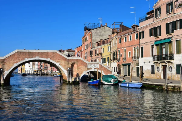 Ponte dei Tre Archi spanning the Cannaregio Canal in Venice, Italy — Stock Photo, Image
