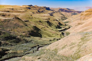 Sani Geçidi, Güney Afrika ve Lesotho sınırındaki Drakensberg dağlarının arasından yılan gibi geçiyor.