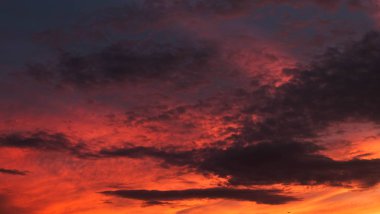 Alacakaranlıkta renkli gökyüzü