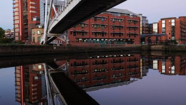 Konut bloğu ve alacakaranlıkta, Leeds Clarence Dock, onların yansıması ile yaya köprüsü