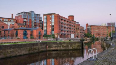 Alacakaranlıkta, Leeds Clarence Dock, konut bloğu