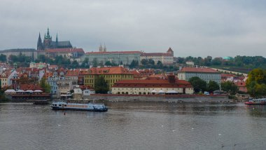 Vltava Nehri ile kalenin arka planda, Prague, Çek Cumhuriyeti
