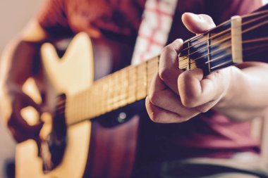 Gitar çalan bir adam