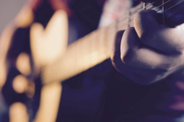 Gitar çalan bir adam