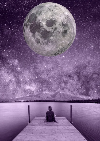 Fantastik gece yıldızlı gökyüzü. Kız yıldızları ve ayı izliyor