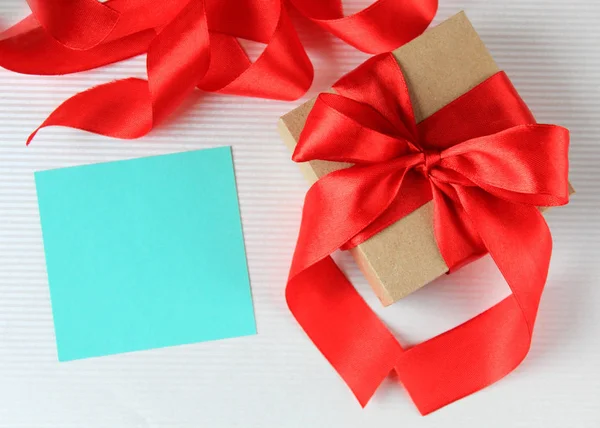 Wrapped vintage gift box with red ribbon bow with — 스톡 사진