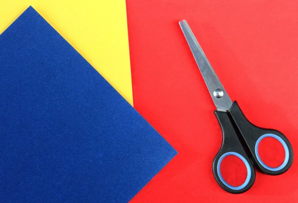 Kopya alanı olan renkli kağıt ve makas sayfaları. 