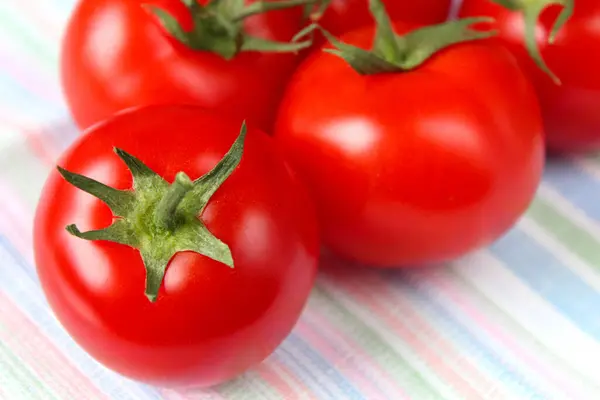 Pamuk peçeteye yakın taze domatesler. Sağlıklı beslenme kavramı.