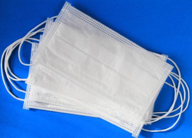 Mavi arka planda antiviral maske. Koruyucu maskeler. Salgın kavramı.