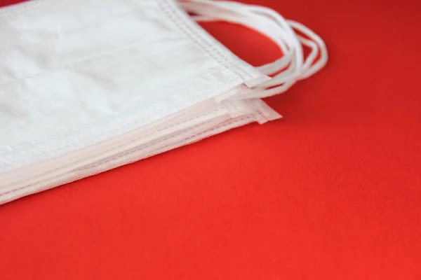 Kırmızı arka planda, kopyalama alanı olan antiviral maskeler. Koruyucu maskeler. Önleme ve salgın konsepti.