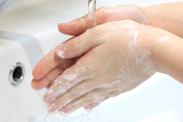 Детские Мыльные Руки Проточной Водой Краном Ванной Концепция Гигиены Лицензионные Стоковые Фото