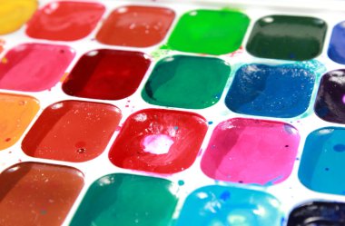 Çok renkli suluboya boyalar yakın plan. Yaratıcılık ve zanaat.