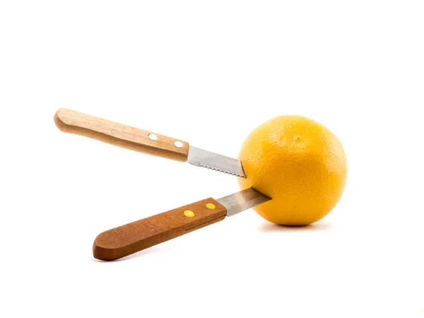 Cuchillo apuñalar naranja sobre fondo blanco aislado —  Fotos de Stock