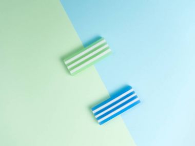 Yeşil silgi ve mavi silgi