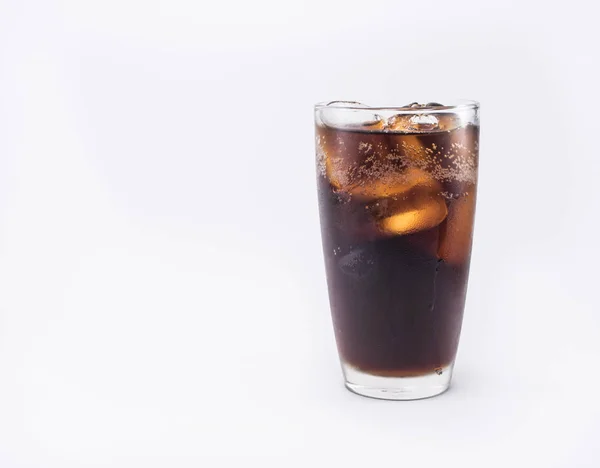 Refrigerante é fresco com cubos de gelo em vidro cheio no fundo branco — Fotografia de Stock