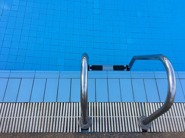 Piscina con scala e acqua blu — Foto Stock