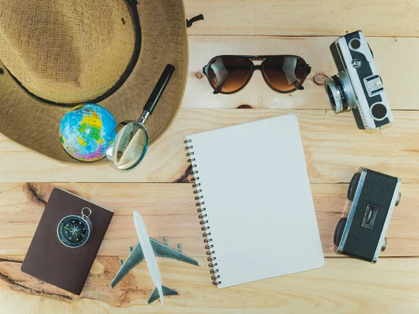 Bovenaanzicht van reizen accessoires kostuums, de kosten van reizen vaca — Stockfoto