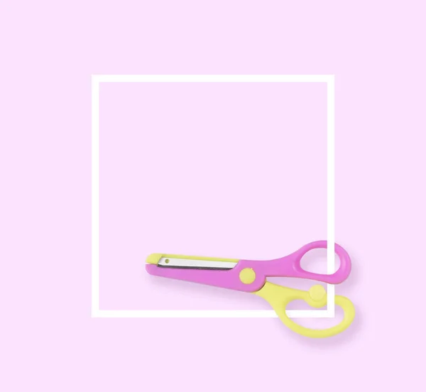 Minimal vit layout gul och rosa sax isolerade rosa förflutna — Stockfoto