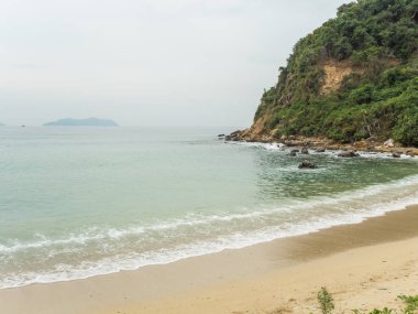 Deniz ve dağ ile tropikal kum plaj