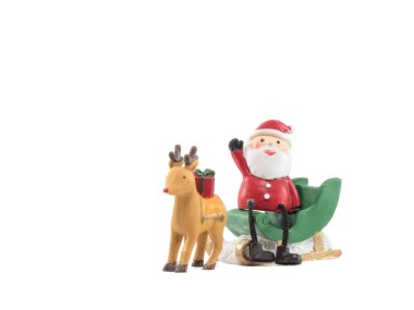 Ren geyiği lug yeşil atlı kızak Noel Baba oturmak gesticulate elini izole