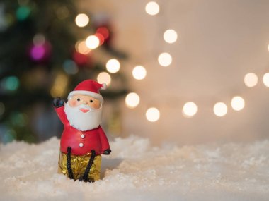 Santa hareket sit giftbox kar bokeh arka plan üzerinde