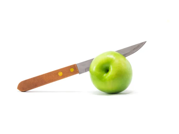 Couteau Poignardé Dans Pomme Verte Isolé Sur Fond Blanc — Photo