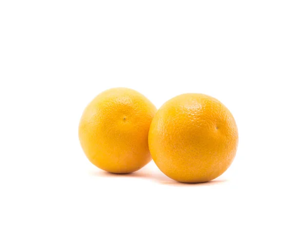 白い背景に分離された つのオレンジ — ストック写真