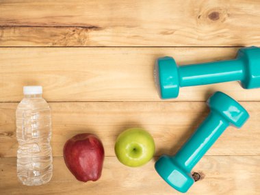 kopya alanı ile ahşap arka plan üzerinde elma ve su şişesi ile dumbbell