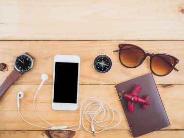 Seyahat planlama konsepti arka plan, Traveler aksesuarları üst görünümü, ahşap temel tatil öğeleri,