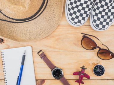Seyahat planlama konsepti arka plan, Traveler aksesuarları üst görünümü, ahşap temel tatil öğeleri,