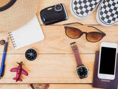 Seyahat planlama konsepti arka plan, Traveler aksesuarları üst görünümü, ahşap temel tatil öğeleri,