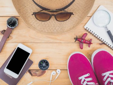Seyahat planlama konsepti arka plan, Traveler aksesuarları üst görünümü, ahşap temel tatil öğeleri,