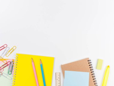 Beyaz arka plan üzerinde ataç ve not defteri ile tüm renkli kağıt, nesne kavramı not