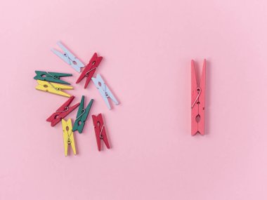 Sarı magicpen ve kağıt Not ve pembe bir arka plan, en az düzeyde kavram ve benzerlikler farklılıklar renkli ATAÇ ile