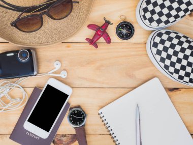 Seyahat planlama konsepti arka plan, Traveler aksesuarları üst görünümü, ahşap temel tatil öğeleri,