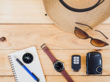 Seyahat planlama konsepti arka plan, Traveler aksesuarları üst görünümü, ahşap temel tatil öğeleri,