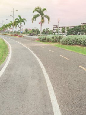 Egzersiz ve dinlenmek için ağaç ile parkta boş yolu