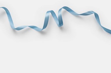 Beyaz zemin üzerine mavi kurdele. Fotoğraf arka plan olarak tasarımlarınız için kullanılabilir.