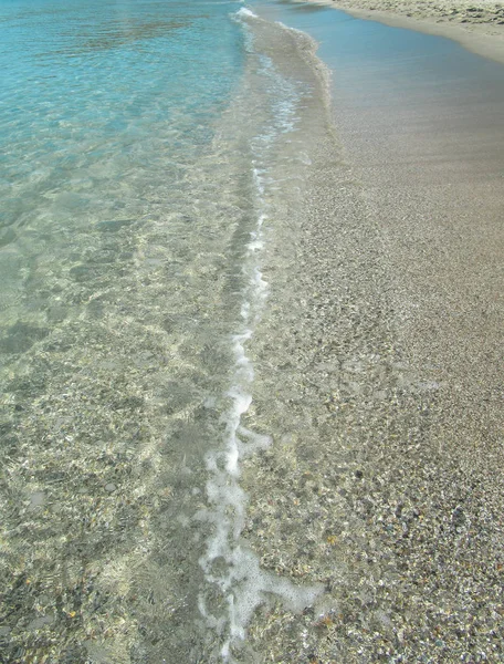 Entre a areia e a água — Fotografia de Stock