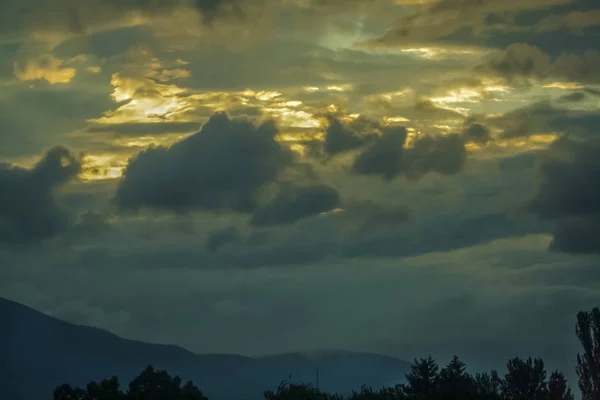 Lever de soleil à travers les nuages . — Photo