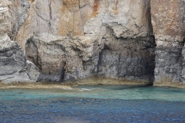 Iyon Denizi 'nin mavi sularında mağara