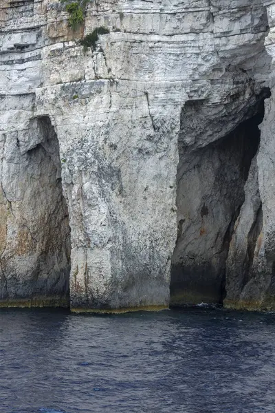 Elefante addormentato. Grotte nel Mar Ionio Grecia — Foto Stock