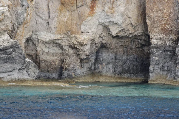 Iyon Denizi 'nin mavi sularında mağara