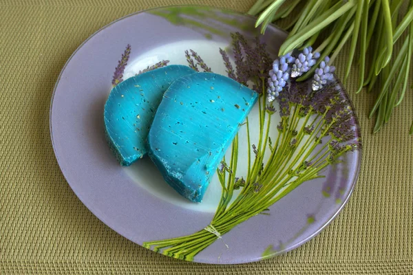 Lavanta ve kekik ile İtalyan mavi peynir. Lavanta ve bahar çiçek aynı aralıkta görüntü ile bir tabağa.